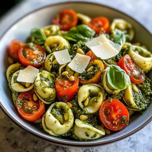 Tortellinisalat mit Pesto und Tomaten