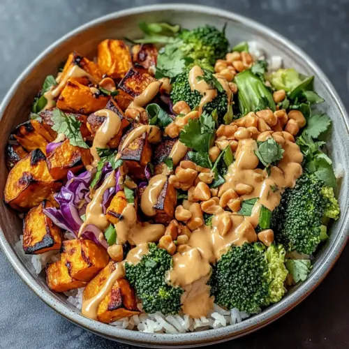 Thailändische Erdnuss-Süßkartoffel-Buddha-Schüssel, die deinen Tag erhellen wird