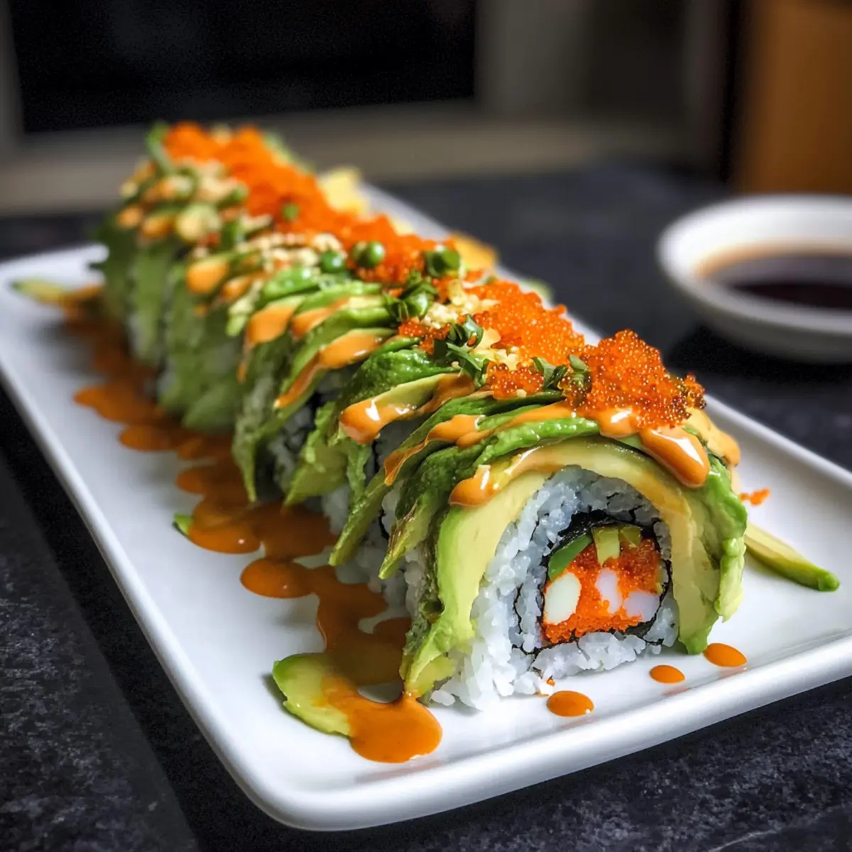 Dragon Roll Sushi Rezept Zutaten: - Sushi-Reis - Nori-Blätter - Avocado - Gurke - Tempura-Garnelen - Teriyaki-Sauce - Wasabi - Sojasauce - Sesam Anleitung: 1. Sushi-Reis kochen und abkühlen lassen. 2. Nori-Blatt auf eine Sushi-Matte legen. 3. Reis gleichmäßig auf dem Nori verteilen. 4. Avocado und Gurke in Streifen schneiden. 5. Tempura-Garnelen darauflegen. 6. Mit Avocado und Gurke belegen. 7. Rollen und anpassen. 8. In Scheiben schneiden. 9. Mit Teriyaki-Sauce, Wasabi und Sojasauce servieren.