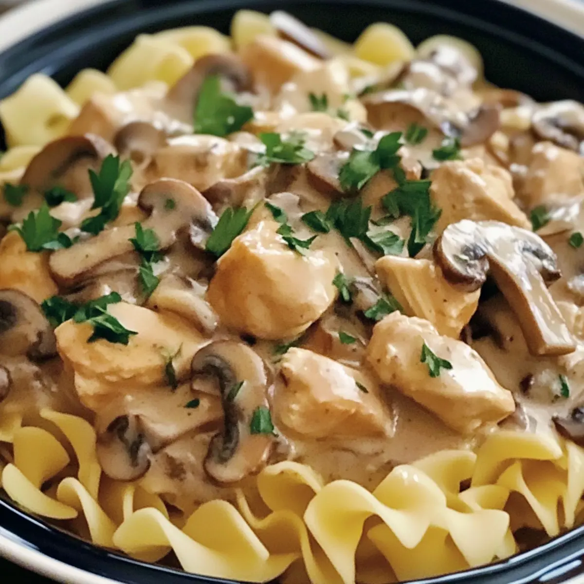 Einfache Slow-Cooker-Hühnchen-Stroganoff für beschäftigte Wochentage