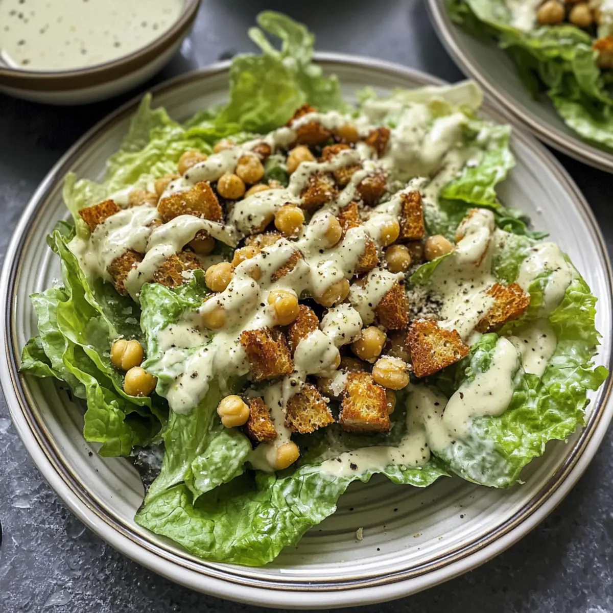 Romaine Caesar Salat mit knusprigen Kichererbsen-Croûtons