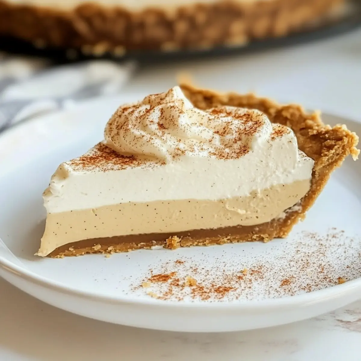 Gingerbread-Cream-Pie Zutaten Für die Kruste 1 ½ Tassen zerbröselte Gingerbread-Kekse ½ Tasse geschmolzene Butter 2 Esslöffel Zucker Für die Füllung 2 Tassen Sahne 1 Tasse Zucker 1 Teelöffel Vanilleextrakt 1 Teelöffel gemahlener Ingwer 1 Teelöffel Zimt ½ Teelöffel Muskatnuss 1 Teelöffel Gelatine 2 Esslöffel kaltes Wasser Für die Dekoration Schlagsahne Gingerbread-Kekse Anleitung 1. Ofen auf 180 Grad Celsius vorheizen. 2. Kruste vorbereiten, indem die zerbröselten Kekse, Butter und Zucker vermischt werden. 3. Die Mischung gleichmäßig in eine Pie-Form drücken und 10 Minuten backen. Abkühlen lassen. 4. Füllung vorbereiten, indem Zucker, Vanille, Gewürze und Gelatine in einer Schüssel vermischt werden. 5. Sahne steif schlagen und unter die Zucker-Gewürz-Mischung heben. 6. Füllung in die abgekühlte Kruste gießen und mindestens 4 Stunden kühlen. 7. Vor dem Servieren mit Schlagsahne und Gingerbread-Keksen dekorieren.